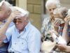 gruppo di anziani alle prese col caldo