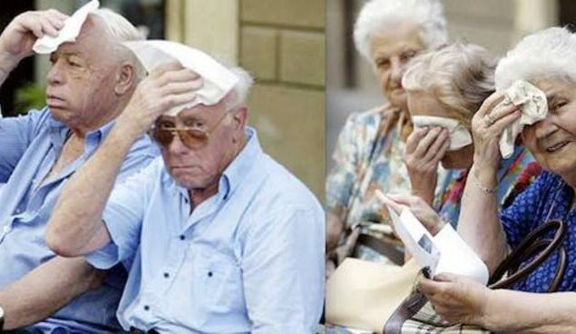gruppo di anziani alle prese col caldo